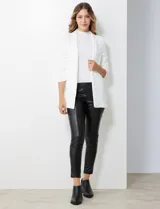 Blazer blanco de crepe, marca BBJ, con cuello solapa, bolsillos delanteros y mangas tres cuartos con frunce. Cuenta con forro interno y diseño abierto al frente.