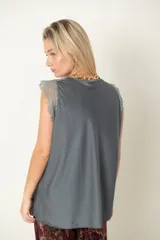 Blusa italiana color borgoña de satén de seda con escote en V y hombros de encaje.