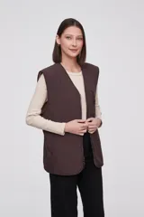 Chaleco marrón con cierre frontal y bolsillos con cierre.