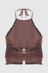 Top halter color marfil con escote redondo, espalda descubierta y diseño de capas de flecos con apliques de perlas y cuentas en el cuello.