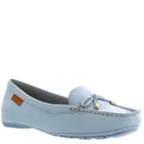 Mocasín de cuero color celeste pastel, con detalle de moña frontal y herrajes dorados. Presenta costuras visibles en el contorno y etiqueta de marca en el lateral.