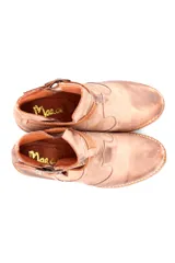 Bota de cuero color beige con hebilla y taco cuadrado.