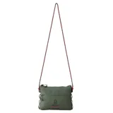 Bolso tipo morral Rip Curl, color verde militar, con correa de cuerda ajustable en color negro con detalles en rojo. Presenta cierre superior, bolsillo frontal con cierre y logo de la marca estampado en el frente.