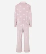 Pijama de dos piezas estilo americano confeccionado en plush suave. Incluye una camisa de manga larga con cuello en V, solapa y cierre frontal con botones, y un pantalón largo de corte recto con cintura elástica y cordón de ajuste. Presenta un estampado de lunares en toda la prenda.