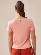 Remera deportiva de poliéster color verde agua, de corte clásico y mangas cortas.