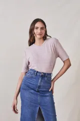 Remera de algodón peinado color rosado, con textura sutil de rayas punteadas, manga corta y cuello redondo.