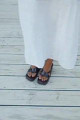 Sandalias de plataforma color uva con tiras cruzadas.