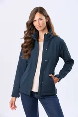 Campera de neopreno en color blanco hueso, con cierre frontal y botones a presión. Presenta cuello alto, mangas largas y bolsillos laterales. Diseño funcional y versátil para uso diario.