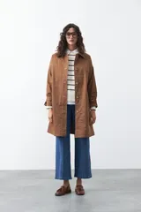 Jean wide leg de algodón con spandex, color azul, con costuras a la vista en el frente y ruedo sin dobladillo.