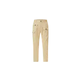 Pantalón cargo color beige de corte ajustado, con múltiples bolsillos con solapa y botones oscuros en los laterales y la parte frontal.