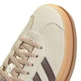 Championes adidas Gazelle Bold de plataforma, con diseño en gamuza color beige y detalles en marrón oscuro. Presentan las icónicas tres tiras laterales, suela de goma con relieve y logo de la marca en el talón.