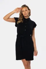 Vestido corto color beige, de lino, con cuello camisero, botones frontales, mangas cortas con volados y cinturón de lazo.