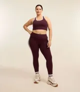 Top deportivo sin copa, color azul marino, con escote en U y espalda tipo nadador. Presenta ribetes contrastantes blancos en el escote y los bordes de las sisas.
