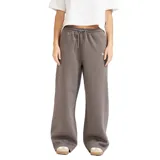 Pantalon tipo jogger de corte ancho, color gris, con cintura elástica y cordón ajustable. Presenta un pequeño logo bordado en la parte frontal.