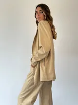 Blazer blanco de lino y viscosa, con solapas y cierre de un botón.