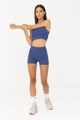 Top deportivo azul con tirantes anchos y sujeción media.