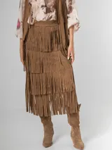 Falda larga de gamuza color marrón, con múltiples capas de flecos largos que le dan mucho movimiento.