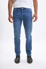 Pantalón de jean slim fit color azul medio, con elastano para mayor comodidad y ajuste al cuerpo.