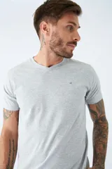 Remera básica de algodón color negro, con escote en V, manga corta y logo bordado en el pecho.