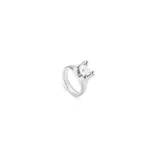 Anillo plateado de aleación de metales con circonita blanca de corte cuadrado.