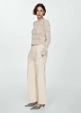 Pantalon de corte recto confeccionado en tejido de algodón estilo vaquero, con tiro medio, cintura elástica con lazo ajustable y dos bolsillos de parche laterales.