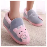 Pantuflas cerradas de color azul con diseño de gatito, confeccionadas en piel sintética suave con interior de peluche gris. Presentan un bordado con la frase 'Welcome Home' y apliques de patitas de gato. Cuentan con suela de goma antideslizante.