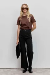 Remera de manga corta color marrón, con cuello redondo y corte recto.