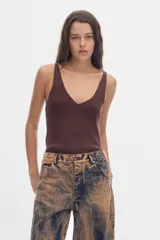 Musculosa de tejido rib color negro, con escote en pico y tirantes finos.
