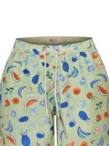 Short de baño verde claro de la marca RKF, modelo Izam, con estampado de frutas tropicales como sandías, piñas y bananas. Cuenta con cintura elástica con cordón ajustable y bolsillos delanteros.