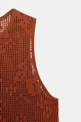 Top sin mangas color terracota, de tejido de punto calado con diseño floral o abstracto.