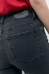 Jean de corte recto y tiro alto, color gris oscuro, con cierre frontal y bolsillos laterales y traseros.