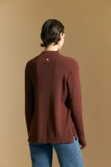 Polera de cuello alto en color blanco, confeccionada en tejido acanalado con un diseño geométrico de relieve que crea un efecto visual estilizado. Presenta un corte al cuerpo y mangas largas, ideal para usar como prenda base o principal.