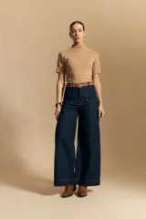 Polera de manga corta con cuello alto, confeccionada en tejido suave y flexible de calce ajustado.