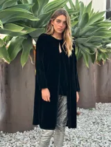 Spolverino azul de terciopelo con corte recto y mangas largas.