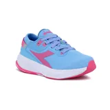 Championes deportivos Diadora modelo Rush, color celeste con detalles en rosa fucsia. Presentan capellada de malla transpirable, logo Diadora en el lateral y suela gruesa blanca con detalles en rosa.