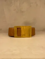 Cinturón ancho color marrón de cuero con hebilla cuadrada dorada.