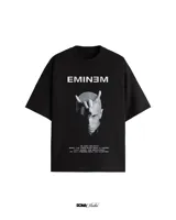 Remera negra de algodón con estampado frontal de Eminem y texto en blanco.