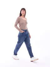 Remera blanca de algodón con cuello en V y mangas largas.