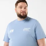 Remera celeste de manga corta y cuello redondo, con estampa frontal tipográfica en el pecho.