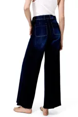Jeans de tiro alto en denim de algodón con leve stretch, corte wide leg de piernas amplias, bolsillos parche delanteros y raya marcada en el frente.