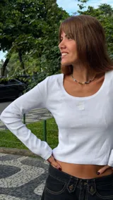 Top de manga larga color blanco, confeccionado en tejido acanalado, con escote redondo y detalle de logo bordado a tono en el centro del pecho.