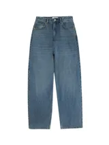Jean de corte baggy con silueta holgada y relajada, confeccionado en denim de algodón con lavado azul clásico. Presenta diseño de cinco bolsillos, cintura con trabillas y cierre frontal con botón y cremallera.