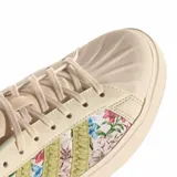 Championes Adidas x Farm modelo Streettalk de mujer, en tonos beige con estampado floral y detalles de las tres tiras bordadas en verde claro.