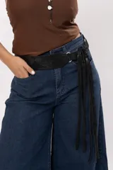 Faja de cuero gamuzado con acabado metalizado, color negro, con diseño curvo y flecos largos que se atan en un nudo. Incluye herrajes metálicos plateados.