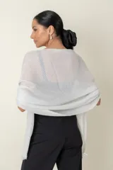 Chal plisado color dorado con lurex y terminación de hilos finos cortos.