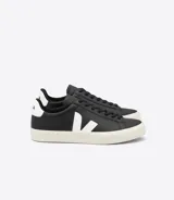 Championes Veja modelo Campo Leather de diseño urbano, confeccionados en cuero color negro con el característico logotipo "V" en los laterales y refuerzo en el talón de color blanco. Cuentan con suela de goma y cordones al tono.