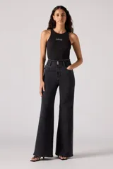 Pantalón de jean acampanado negro de tiro alto con dos botones a la vista.