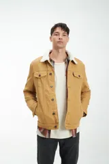 Campera de jean celeste unisex forrada en corderito blanco. Mangas forradas con nylon capitoneado.