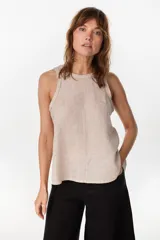 Blusa marrón de lino, sin mangas, con escote redondo y corte evasé. Presenta una costura vertical central en el frente y bajo asimétrico.