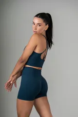 Short deportivo color marrón, de tiro alto y corte ajustado.